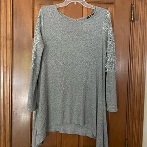 Premise Heather Long Sleeve Gray‎ Knit Tunic with Lace Sleeve Detail, Size Large